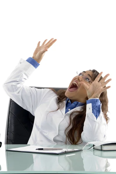 Vrouwelijke arts schreeuwen op zoek naar boven — Stockfoto