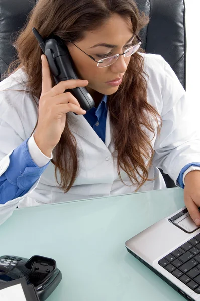 Kobieta lekarz rozmowy na telefon komórkowy — Zdjęcie stockowe