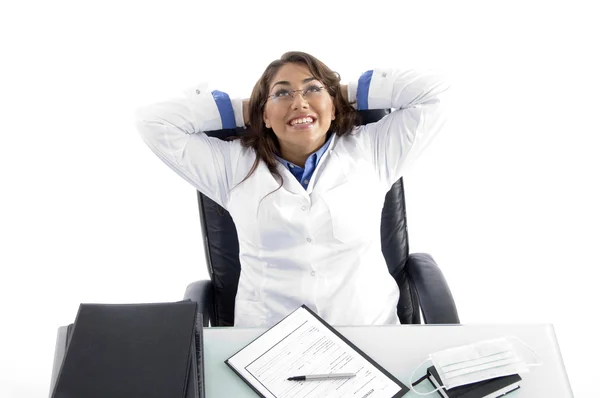 Joyeux médecin féminin relaxant au travail — Photo