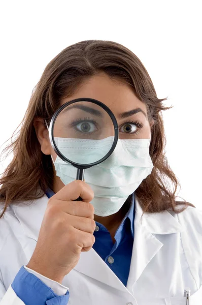 Женщина-врач осматривает объектив — стоковое фото