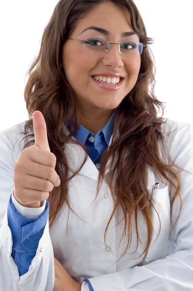 Médico sorridente mostrando os polegares para cima — Fotografia de Stock