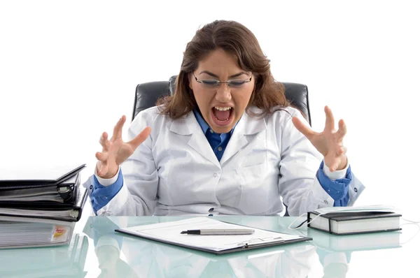 Απογοητευμένοι γιατρός στο χώρο εργασίας, ουρλιάζοντας — Φωτογραφία Αρχείου