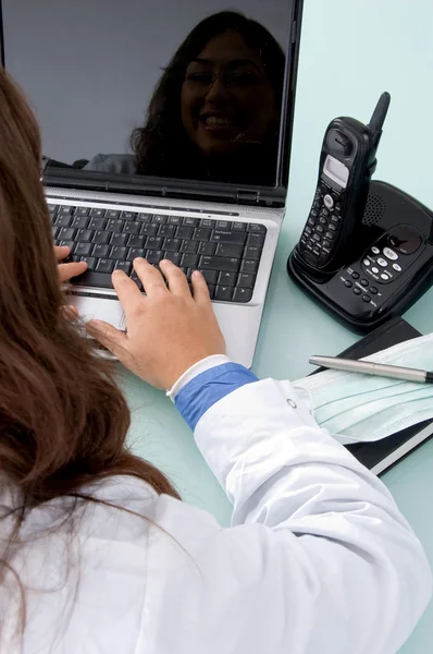 Zpět představují ženského lékaře na laptop — Stock fotografie