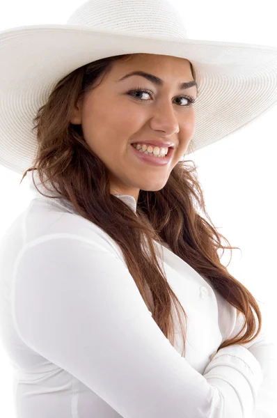Ελκυστική γυναίκα που παρουσιάζουν στο καπέλο — Φωτογραφία Αρχείου