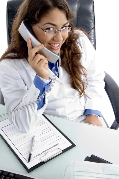 Женщина-врач разговаривает по телефону — стоковое фото