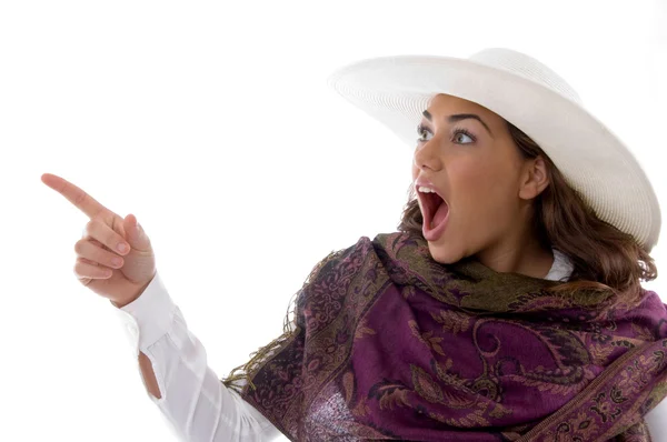 Attraktiv kvinna i hatt pekar bort — Stockfoto
