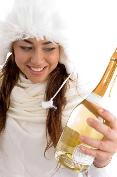 Sorridente bottiglia di champagne femminile — Foto Stock