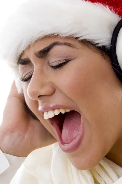 Jonge vrouw genieten van luide muziek — Stockfoto