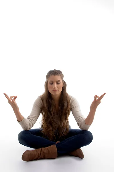 Jovem do sexo feminino fazendo meditação — Fotografia de Stock