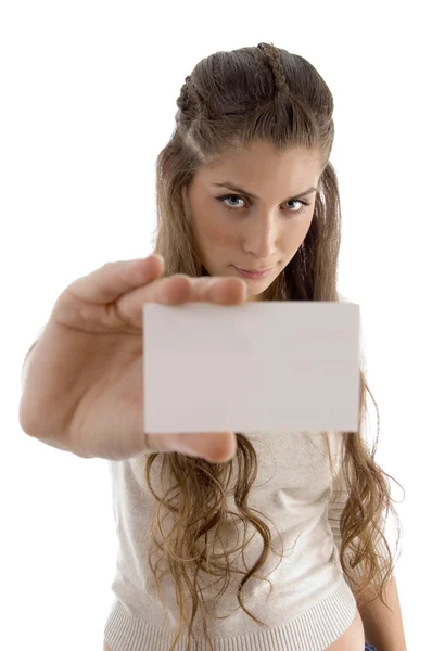 Nő mutatja a névjegykártyáját — Stock Fotó