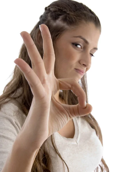 Portrait de jeune femme avec ok signe — Photo