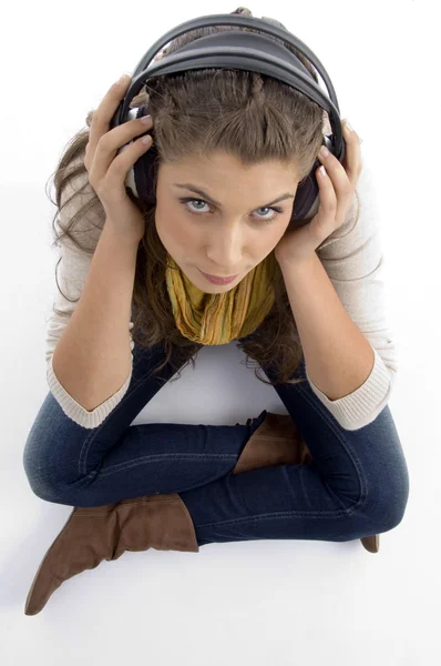 Γυναίκα, φορώντας ακουστικά υψηλής γωνία θέα — Stockfoto