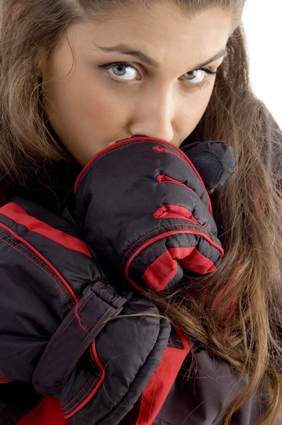 Close up van jonge vrouwelijke gevoel koude — Stockfoto