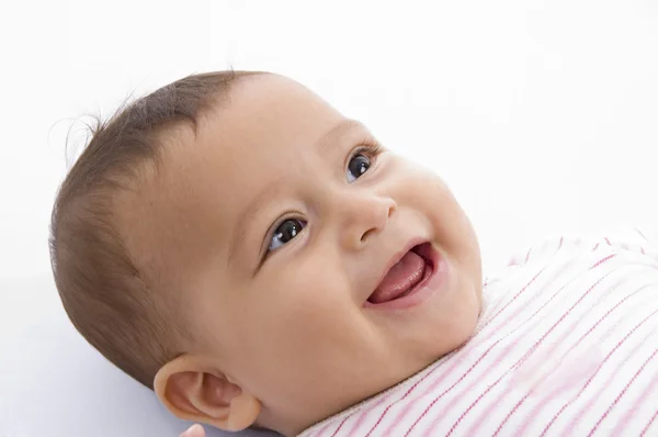 Закройте улыбчивого симпатичного ребенка — стоковое фото