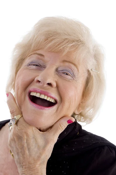 Портрет старої жінки, яка посміхається на камеру — стокове фото