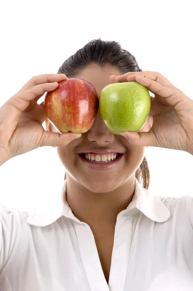 Vrouw poseren met appels als ogen Stockfoto