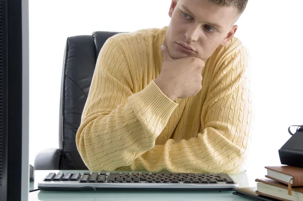 Pensando en el hombre mirando la computadora Imagen De Stock