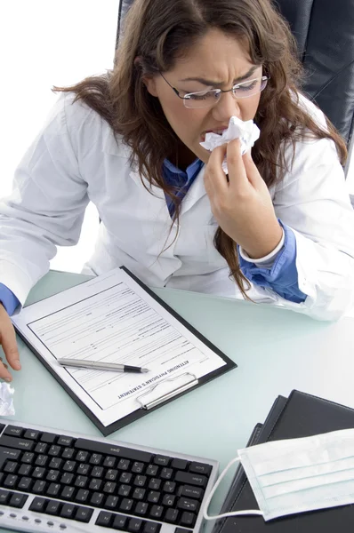 Ärztin putzt sich den Mund mit Serviette lizenzfreie Stockbilder