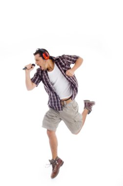 yüksek sesle mikrofona şarkı şarkıcı