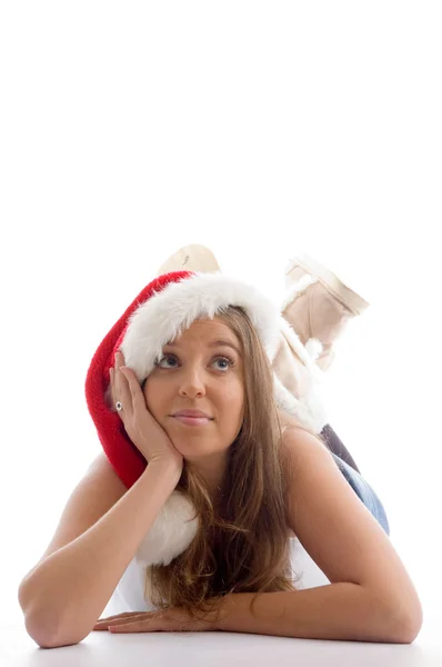 Jovem mulher no chapéu de Natal pensando — Fotografia de Stock