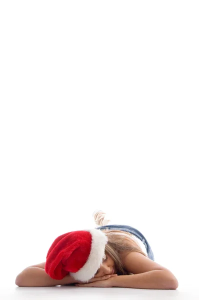 Alvó nő visel karácsonyi kalap — Stock Fotó