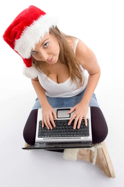 Femme de Noël travaillant sur ordinateur portable — Photo