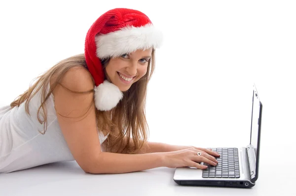 Γυναίκα με καπέλο Χριστούγεννα και φορητό υπολογιστή — Φωτογραφία Αρχείου