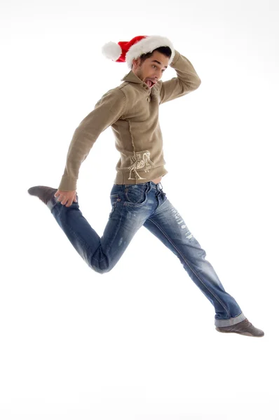 Молодой мужчина прыгает высоко в воздухе — стоковое фото