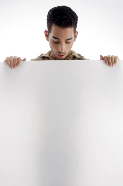 Mladý chlap drží transparent, při pohledu dolů — Stock fotografie