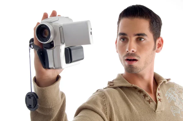 Fiatal férfi keres a videót a handycam — Stock Fotó