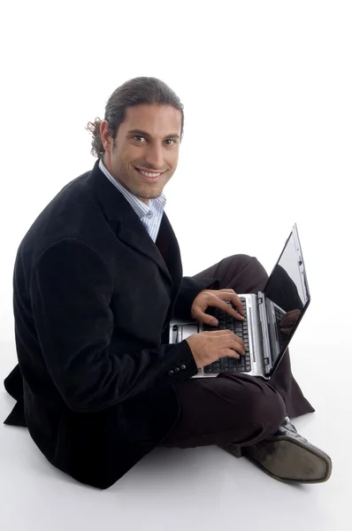 Адвокат зайнятий роботою на ноутбуці — стокове фото