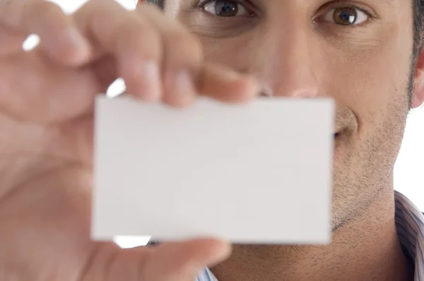 Молодой бизнесмен держит карточку, крупным планом — стоковое фото