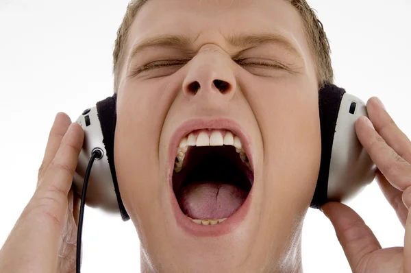 Mężczyzna szalony dla muzyki, krzyki — Zdjęcie stockowe