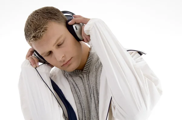 Junger schöner Mann genießt Musik — Stockfoto
