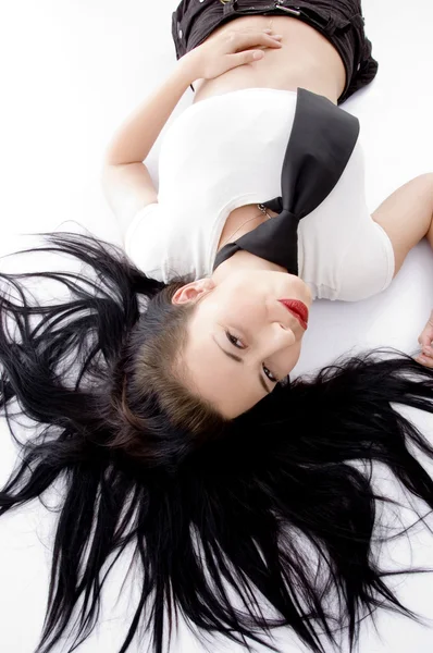 Jovem mulher na moda deitada no chão — Fotografia de Stock