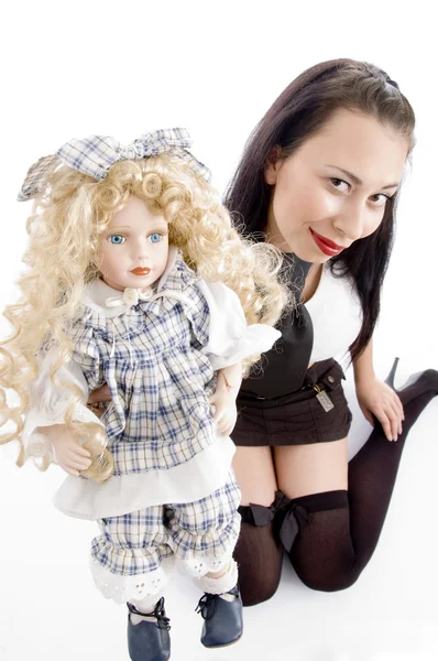 Leende kvinna leker med hennes söta docka — Stockfoto