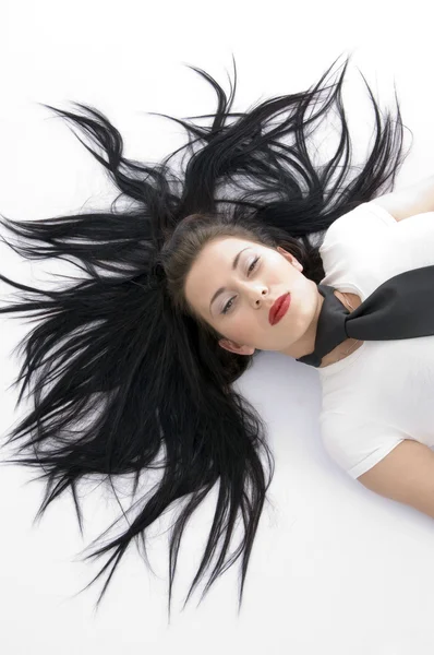 Mladý ženský model relaxační na podlaze — Stock fotografie