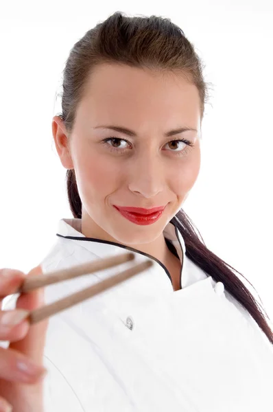 Slimme vrouwelijke chef-kok weergegeven: eetstokjes — Stockfoto