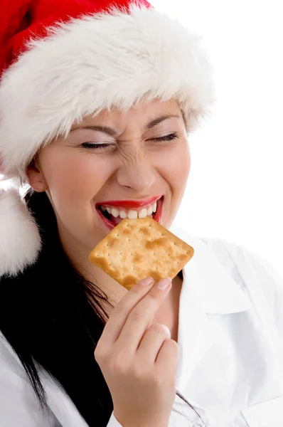 Menina de Natal comer biscoito — Fotografia de Stock