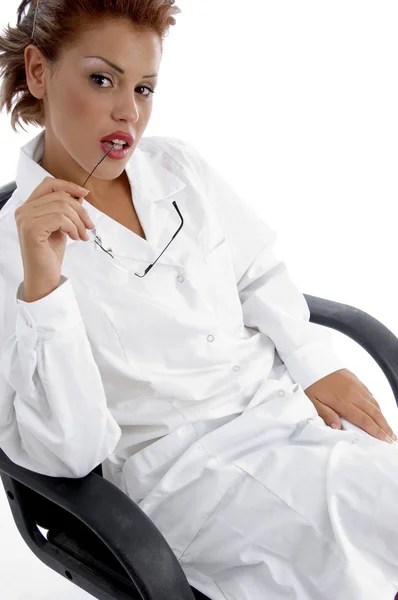 Relajado médico femenino sosteniendo desgaste ocular —  Fotos de Stock