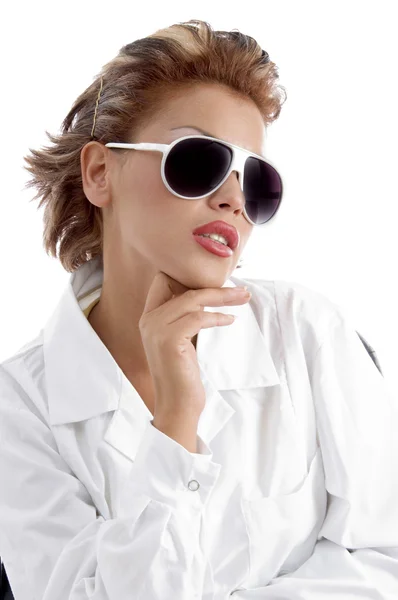 Çekici kadın güneş gözlüğü takıyor — Stok fotoğraf