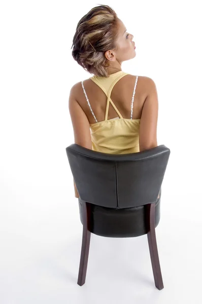 Terug vormen van sexy vrouw die zich voordeed op stoel — Stockfoto