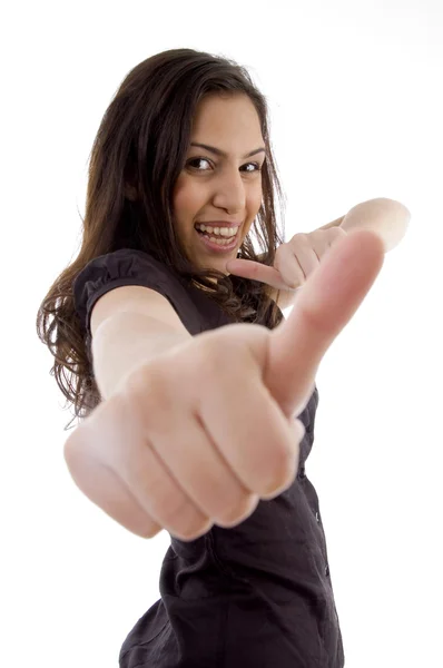 Usměvavá mladá žena ukazuje palec — Stock fotografie