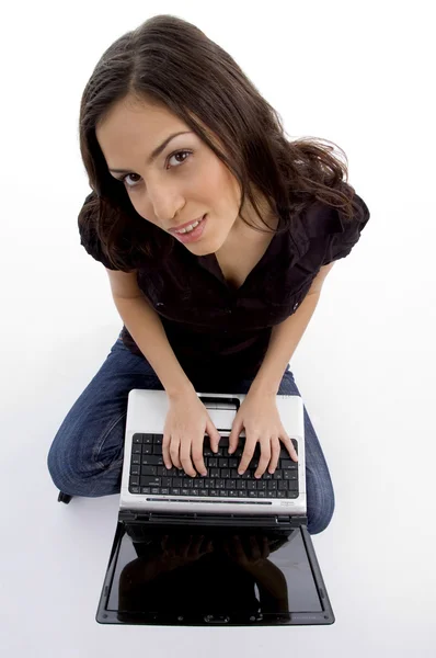 Νεαρή γυναίκα που εργάζεται σε φορητό υπολογιστή — Φωτογραφία Αρχείου
