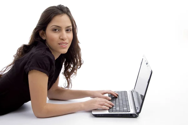 Νεαρή γυναίκα που εργάζεται σε φορητό υπολογιστή — Φωτογραφία Αρχείου