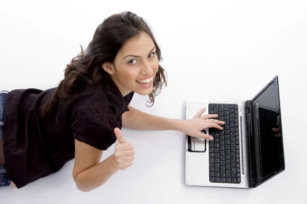 Весела молода жінка працює на ноутбуці — стокове фото