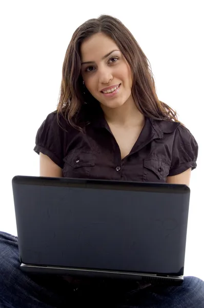 Ung kvinna med bärbar dator — Stockfoto