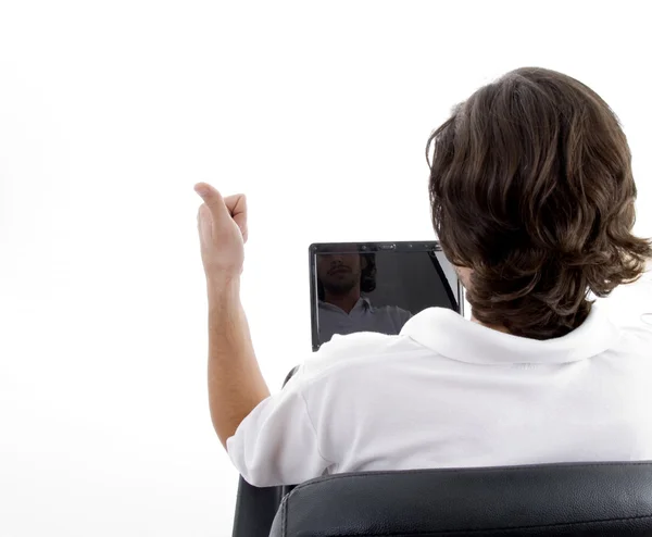 Homme occupé avec ordinateur portable, pouce levé geste — Photo