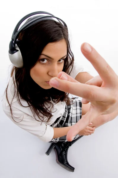 Aantrekkelijke vrouw luisteren muziek — Stockfoto