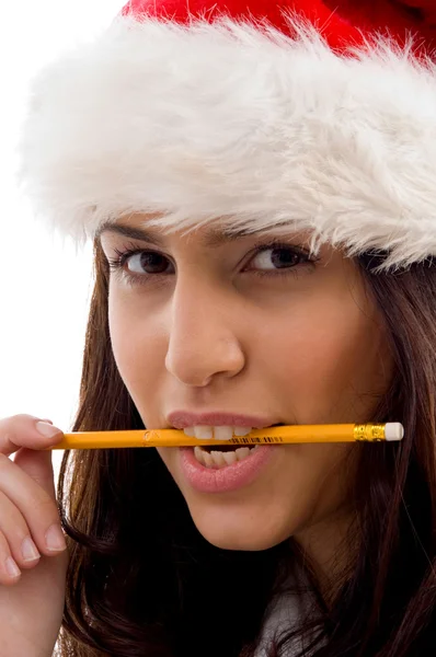 彼女の口に鉛筆でクリスマスの女の子 — ストック写真
